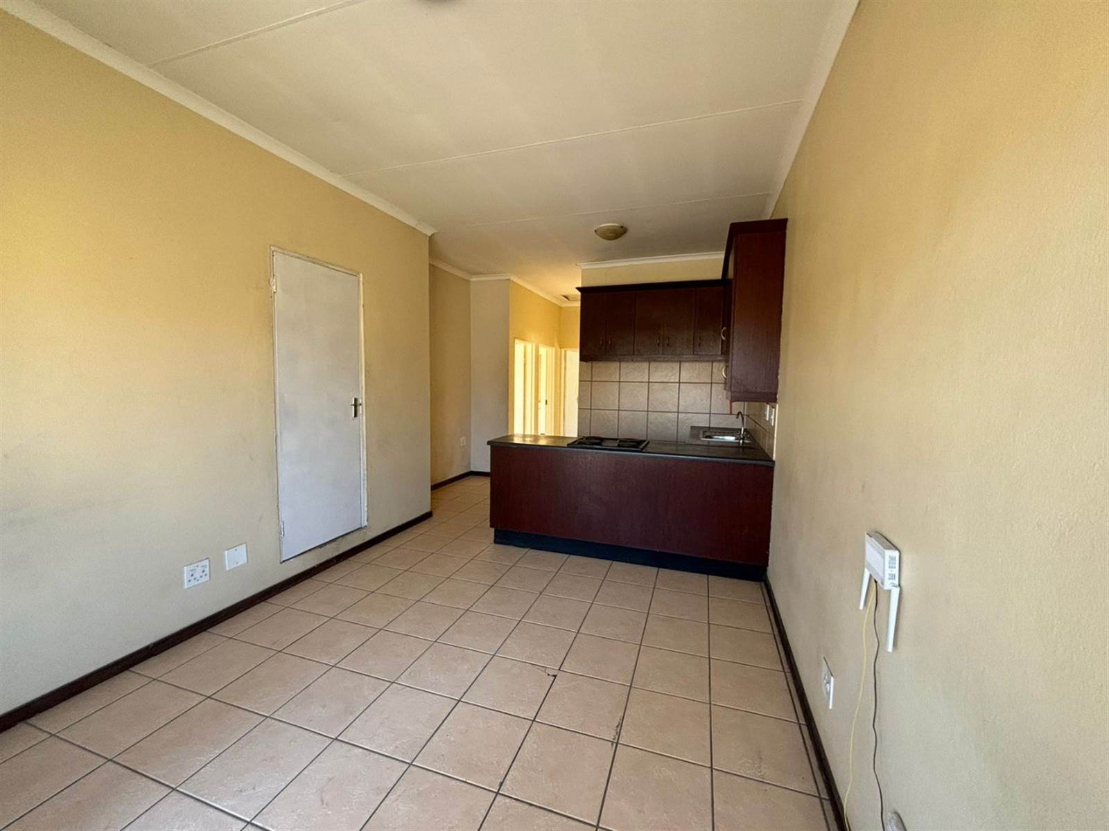 3 Bed Townhouse in Mohlakeng photo number 3