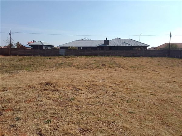 1055 m² Land available in Kookrus