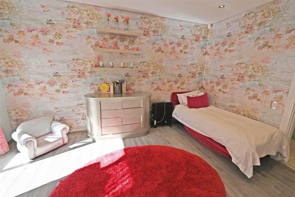 4 Bed Duplex in Beverley Hills photo number 17