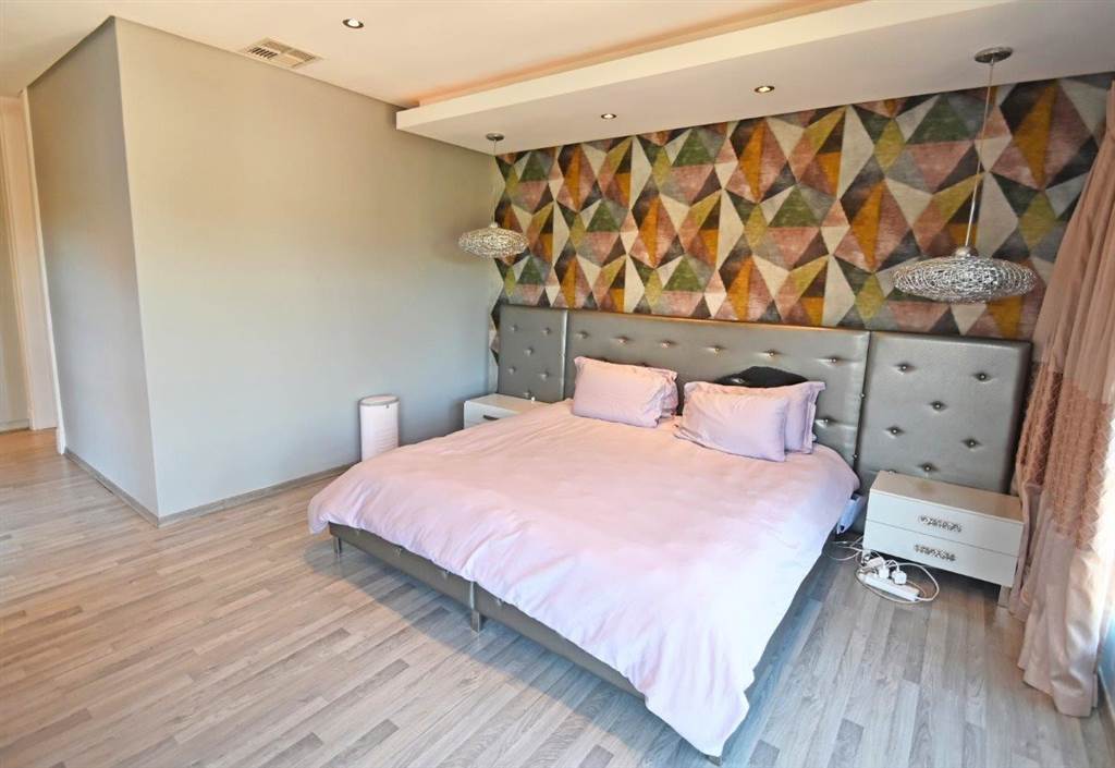 4 Bed Duplex in Beverley Hills photo number 19