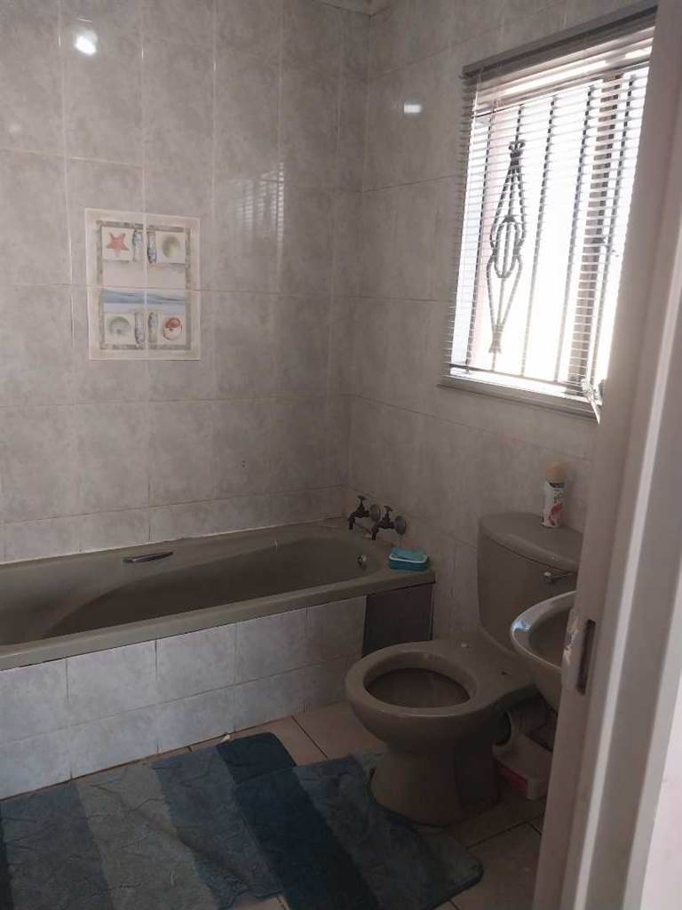3 Bed House in Germiston Central photo number 8