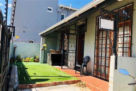 2 Bed House in Port Elizabeth Central photo number 11