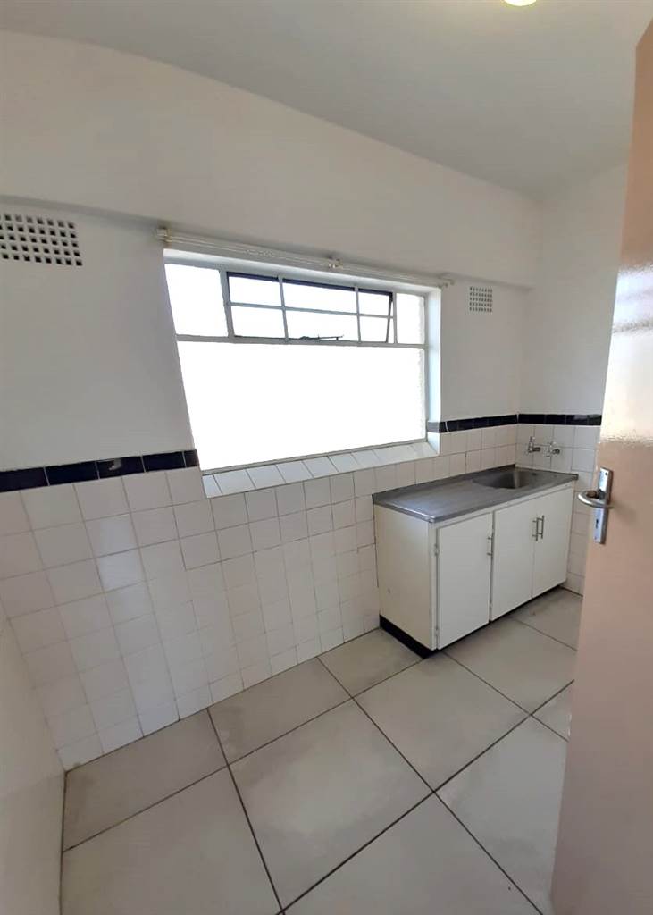 1 Bed Apartment in Craighall photo number 2