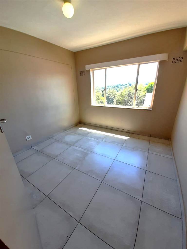 1 Bed Apartment in Craighall photo number 4