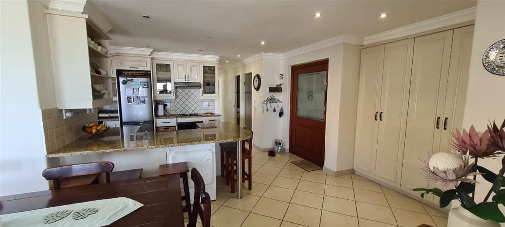 3 Bed Apartment in Jeffreys Bay photo number 7