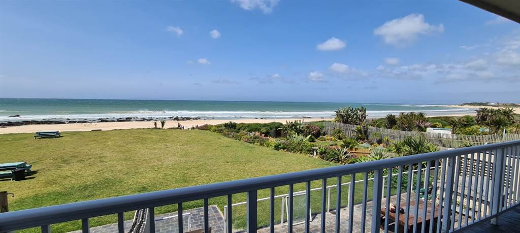 3 Bed Apartment in Jeffreys Bay photo number 3
