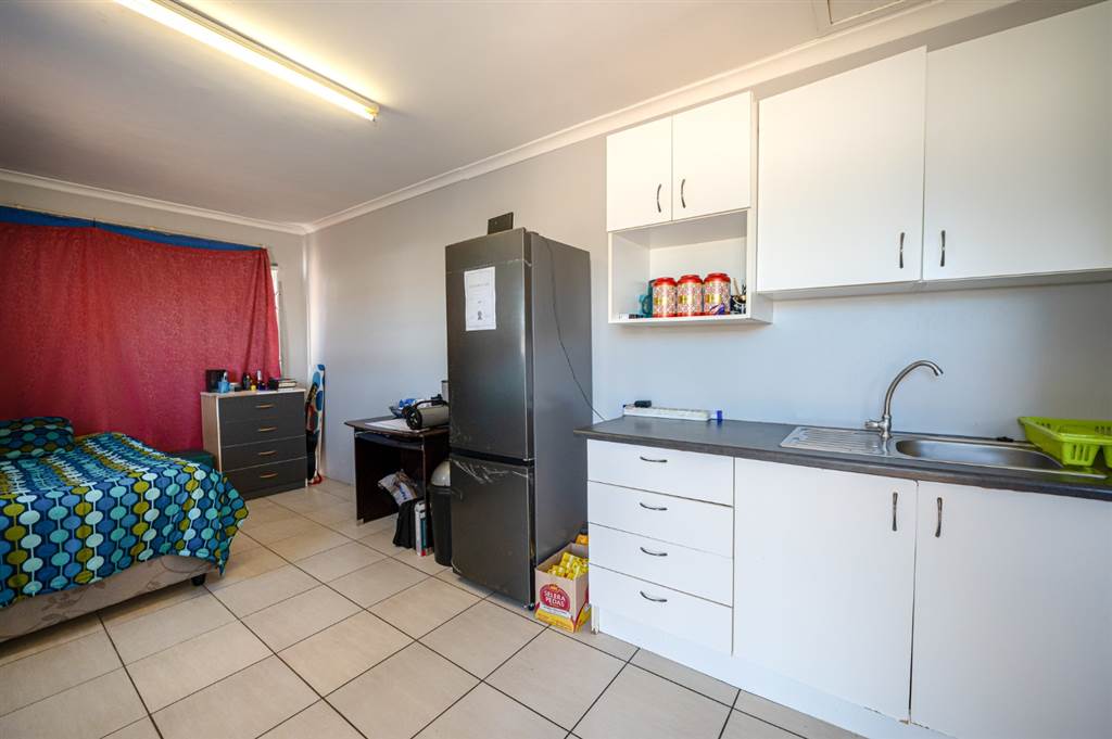 2 Bed Townhouse in Bellville Central photo number 13