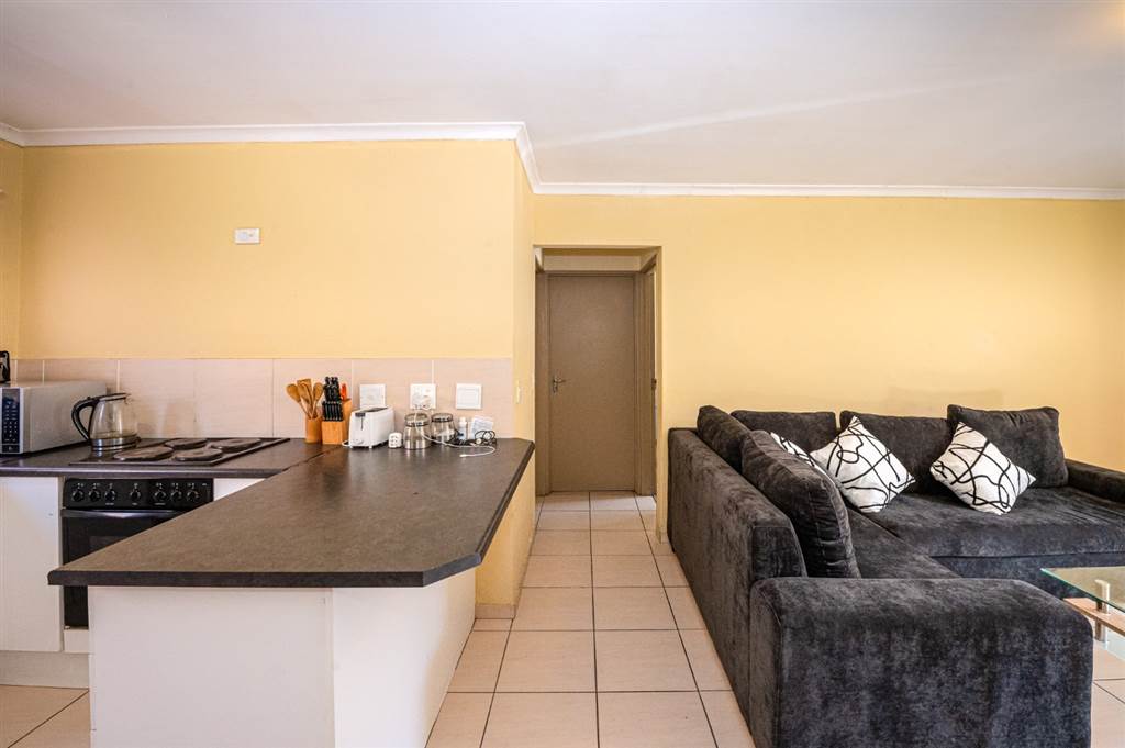 2 Bed Townhouse in Bellville Central photo number 8
