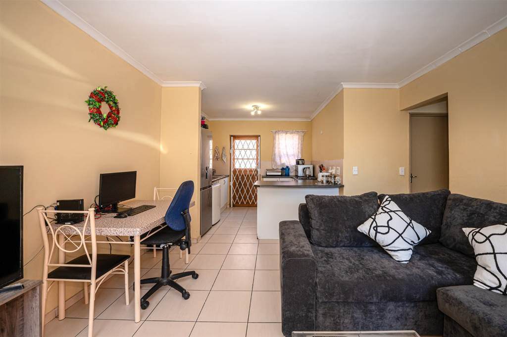 2 Bed Townhouse in Bellville Central photo number 4