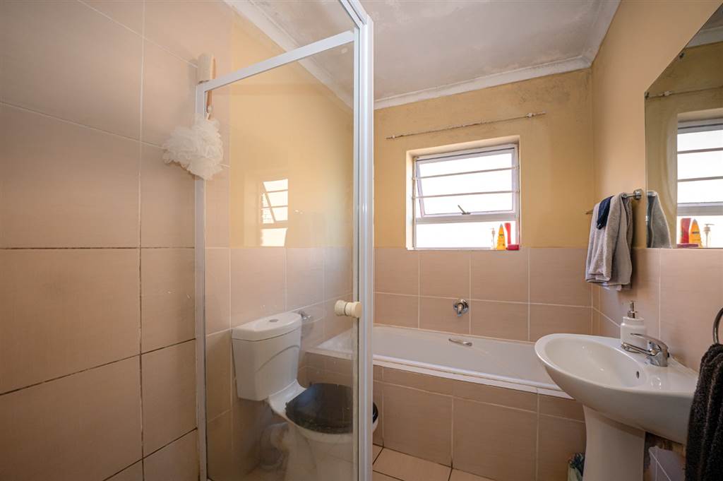 2 Bed Townhouse in Bellville Central photo number 11