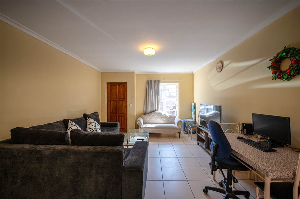 2 Bed Townhouse in Bellville Central photo number 7