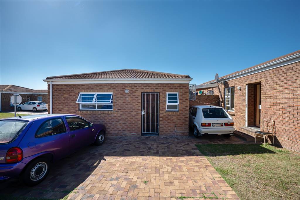 2 Bed Townhouse in Bellville Central photo number 12