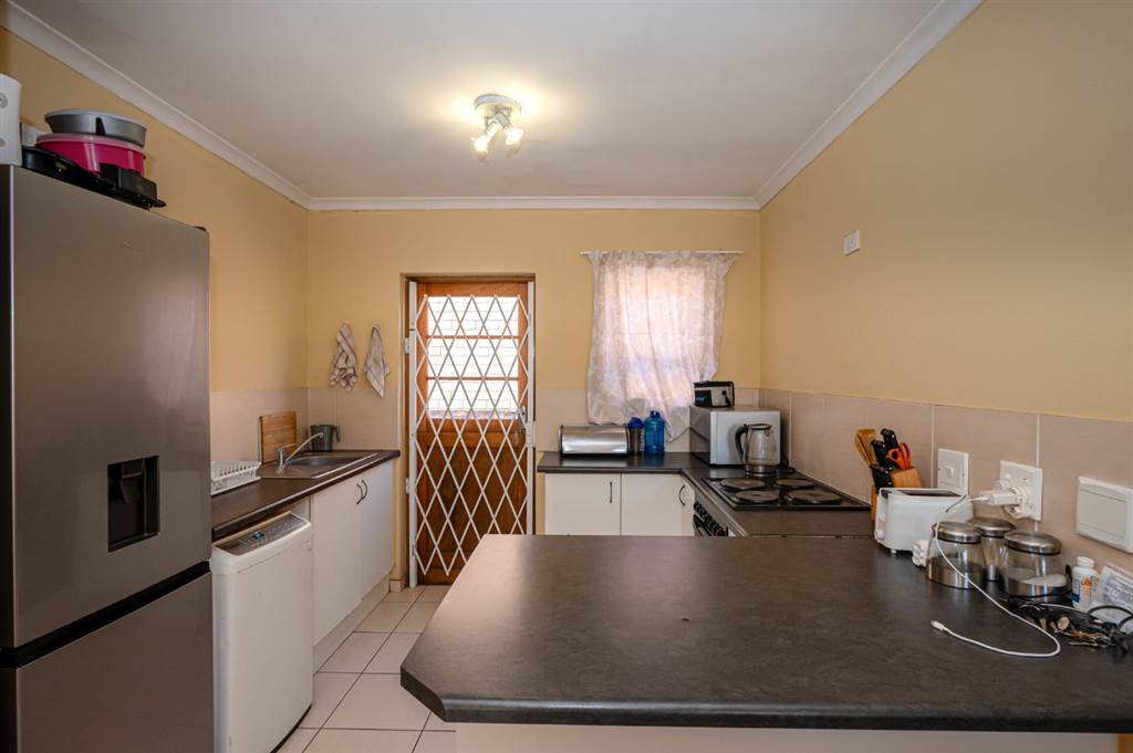 2 Bed Townhouse in Bellville Central photo number 5