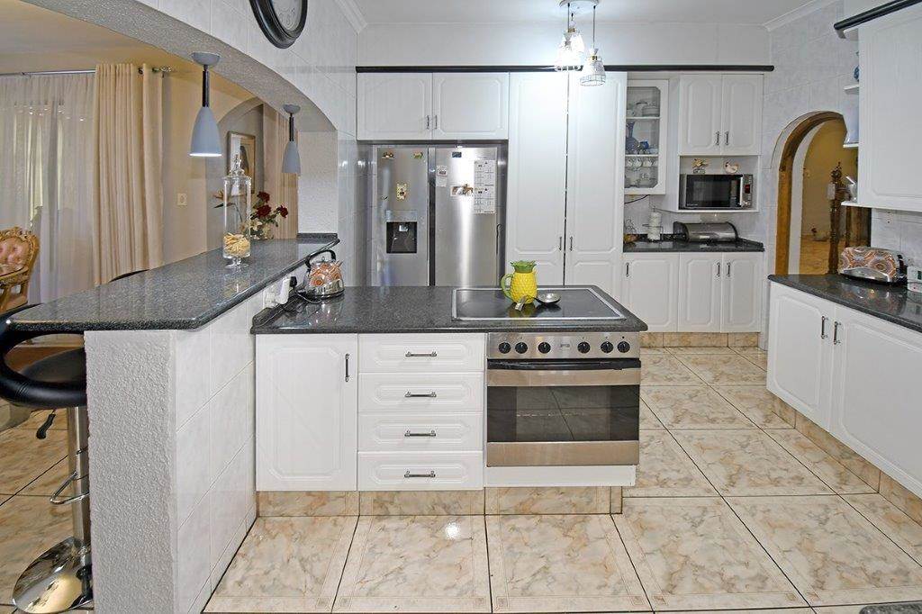 4 Bed House in Marais Steyn Park photo number 13