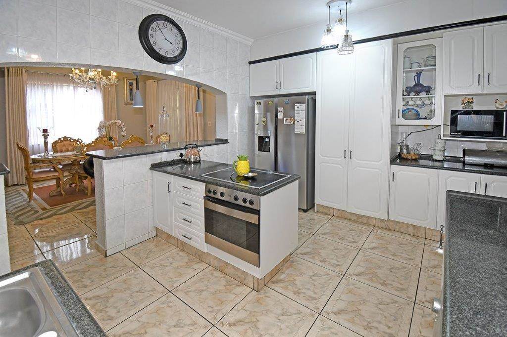4 Bed House in Marais Steyn Park photo number 14