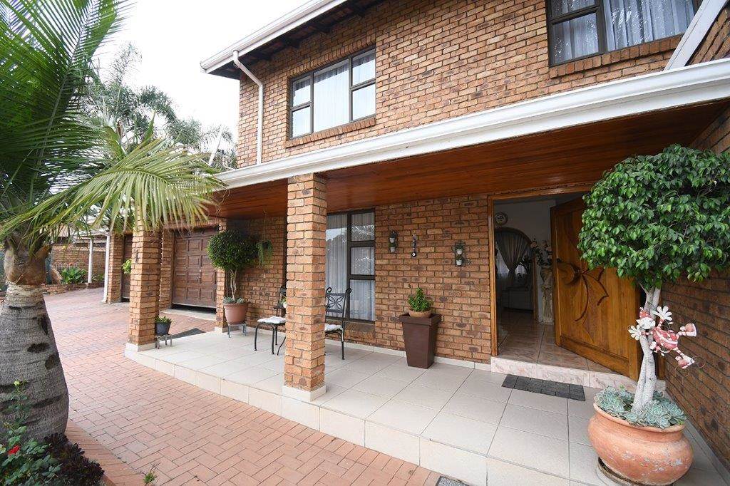 4 Bed House in Marais Steyn Park photo number 5