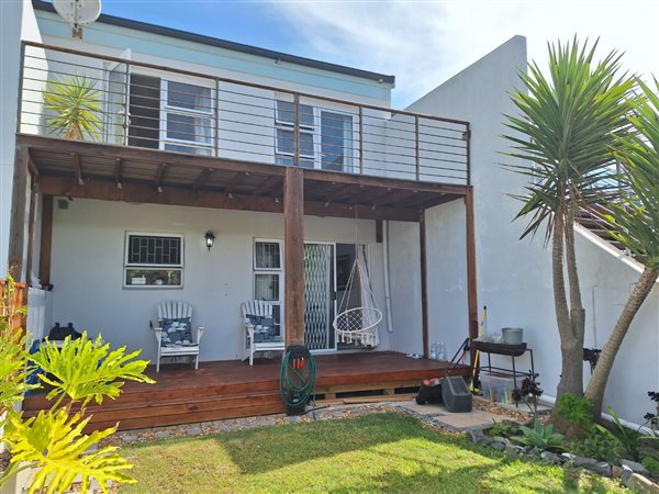 3 Bed Townhouse in Bloubergstrand