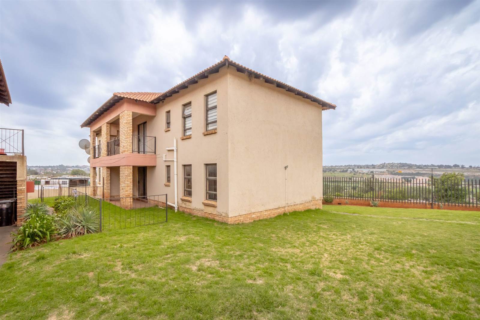 2 Bed Townhouse in Grobler Park photo number 16