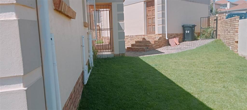 2 Bed Cluster in Roodepoort Central photo number 4
