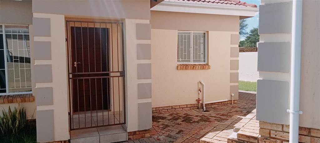 2 Bed Cluster in Roodepoort Central photo number 16