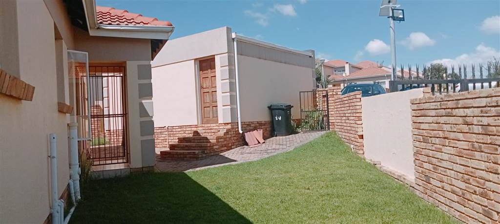 2 Bed Cluster in Roodepoort Central photo number 3