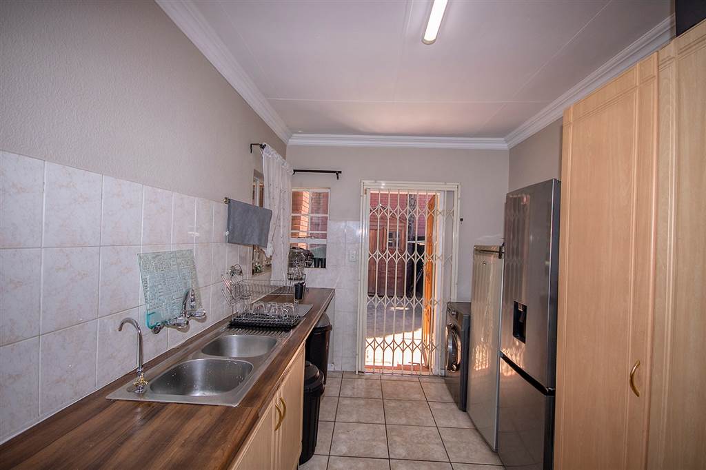 2 Bed Simplex in Southcrest photo number 7