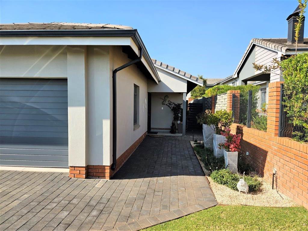 3 Bed House in Waterkloof Ridge photo number 2
