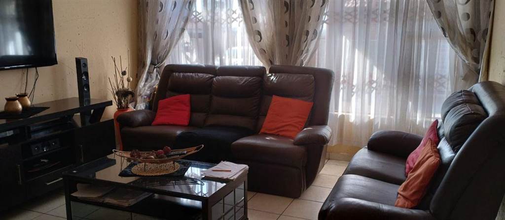 3 Bed House in Embalenhle photo number 3