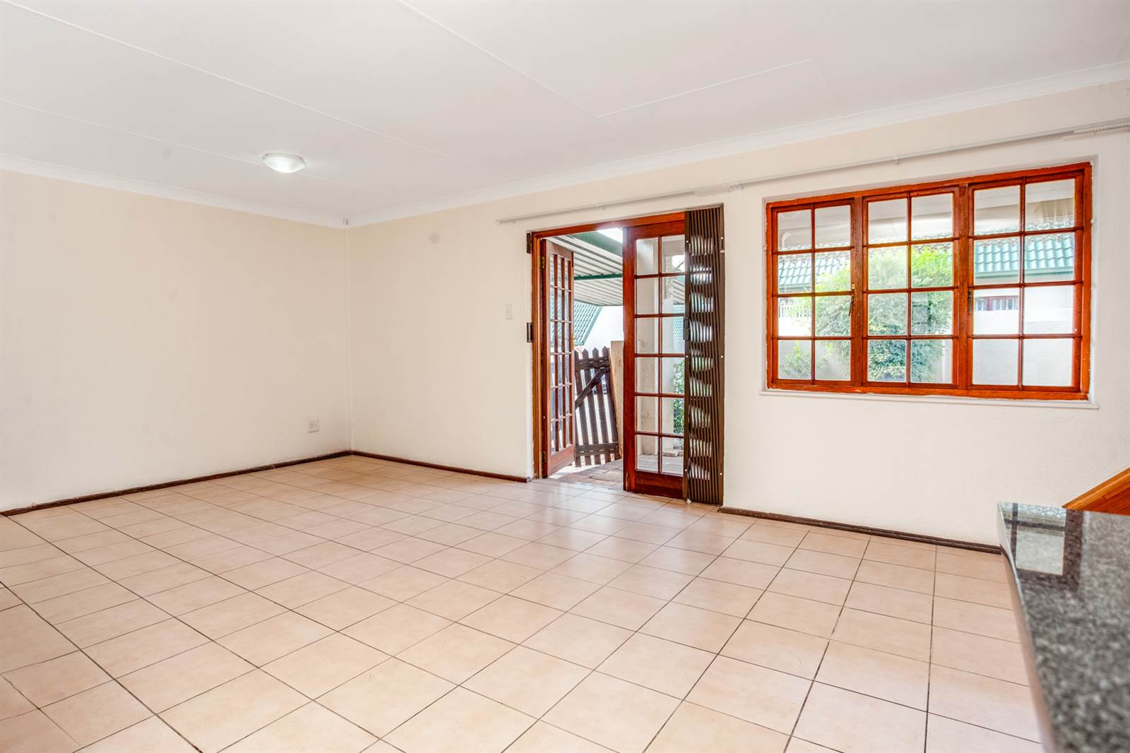 2 Bed Townhouse in Weltevreden Park photo number 2