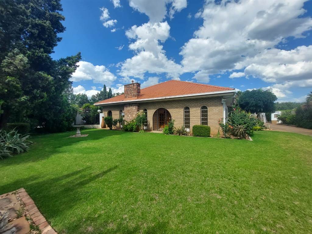 4 Bed House in Potchefstroom Central photo number 1