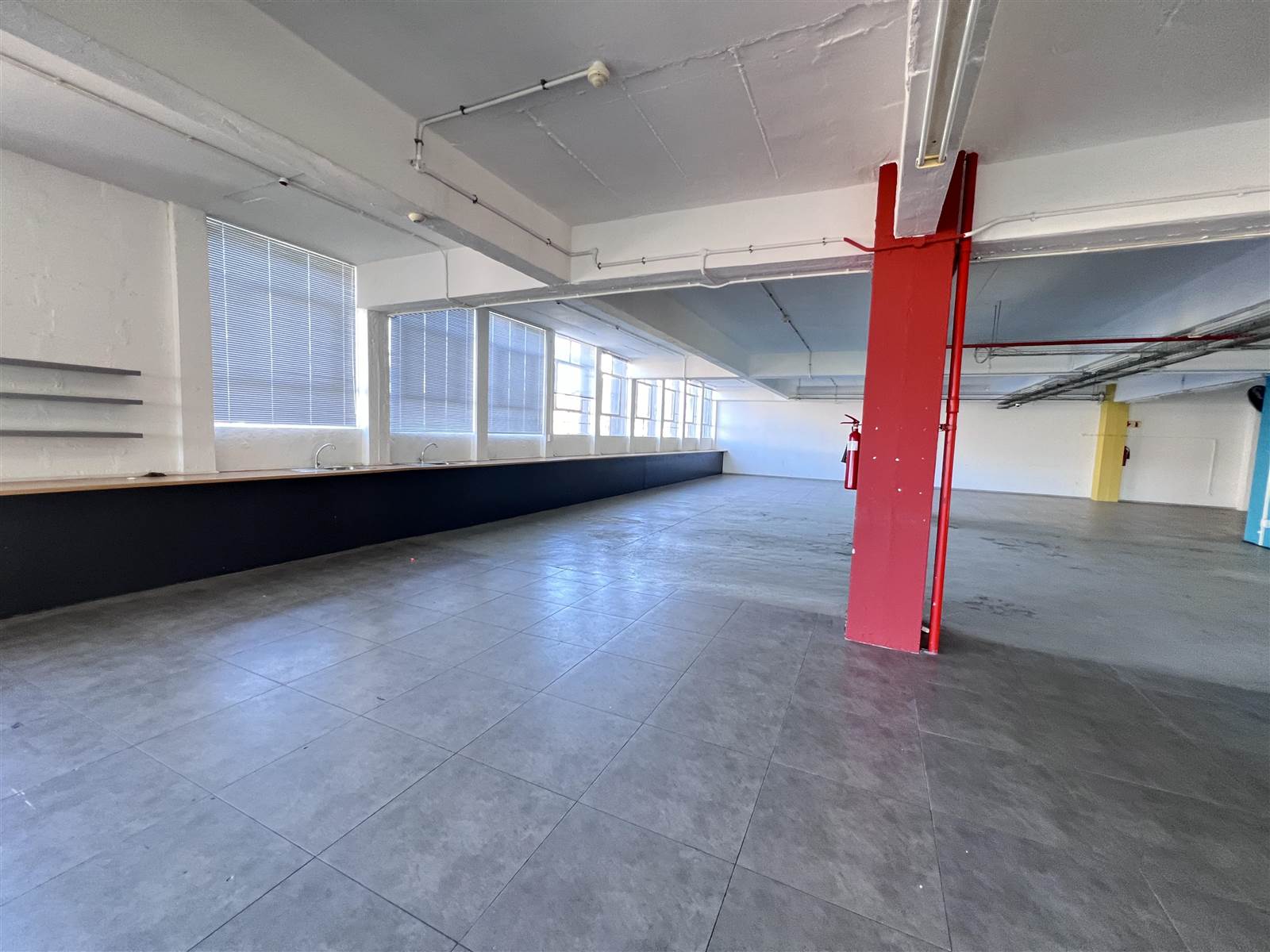 438  m² Commercial space in Woodstock photo number 2
