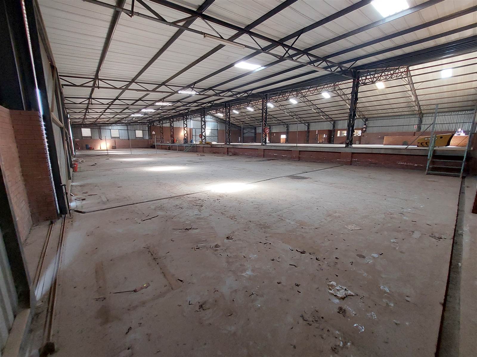 2400  m² Industrial space in Morehill photo number 3