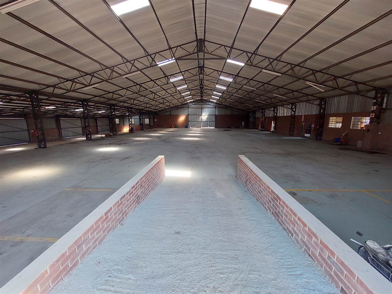 2400  m² Industrial space in Morehill photo number 4