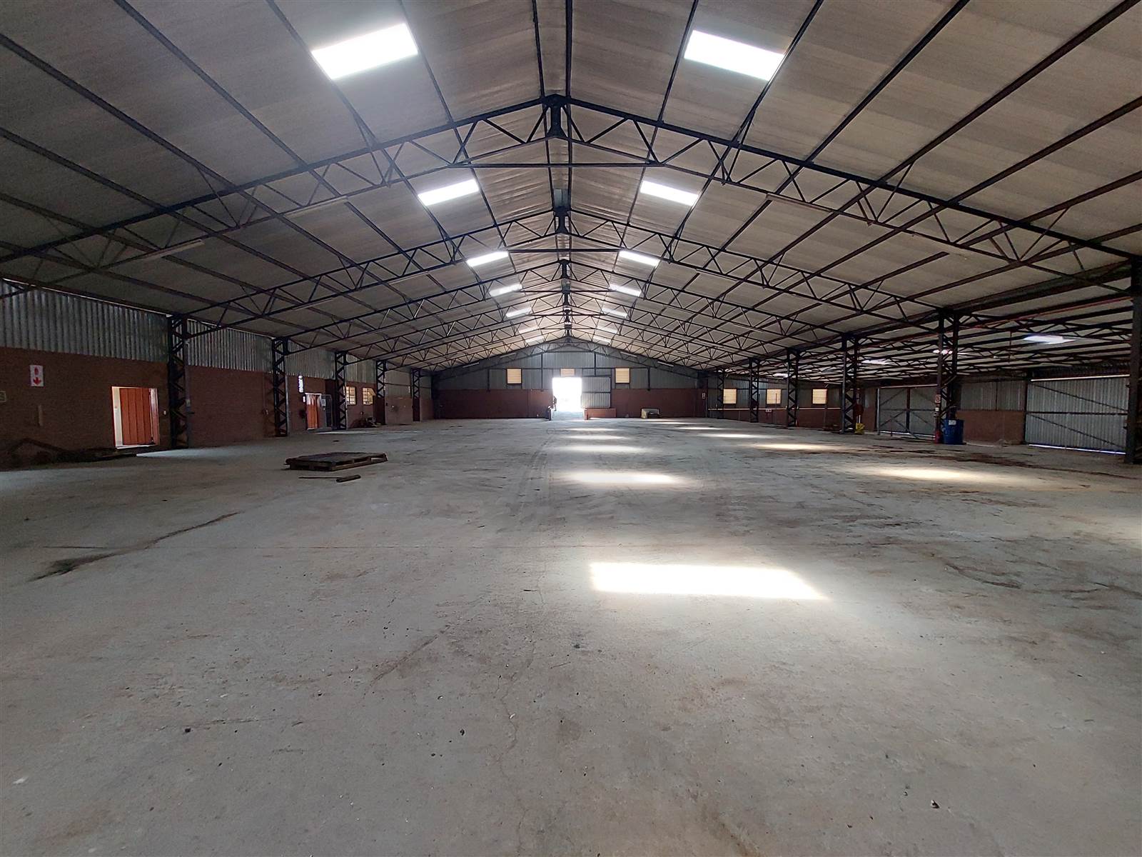 2400  m² Industrial space in Morehill photo number 2