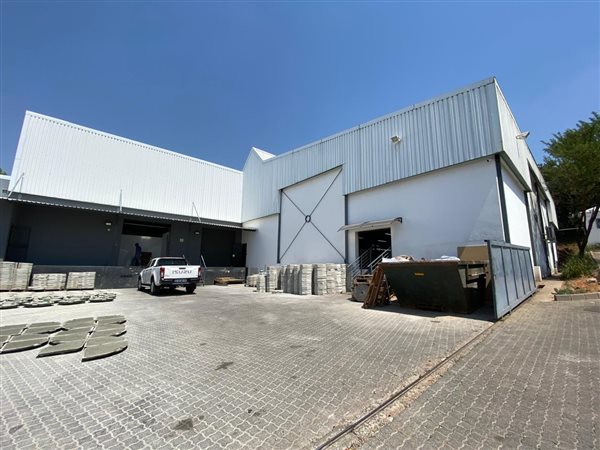 1 600  m² Industrial space