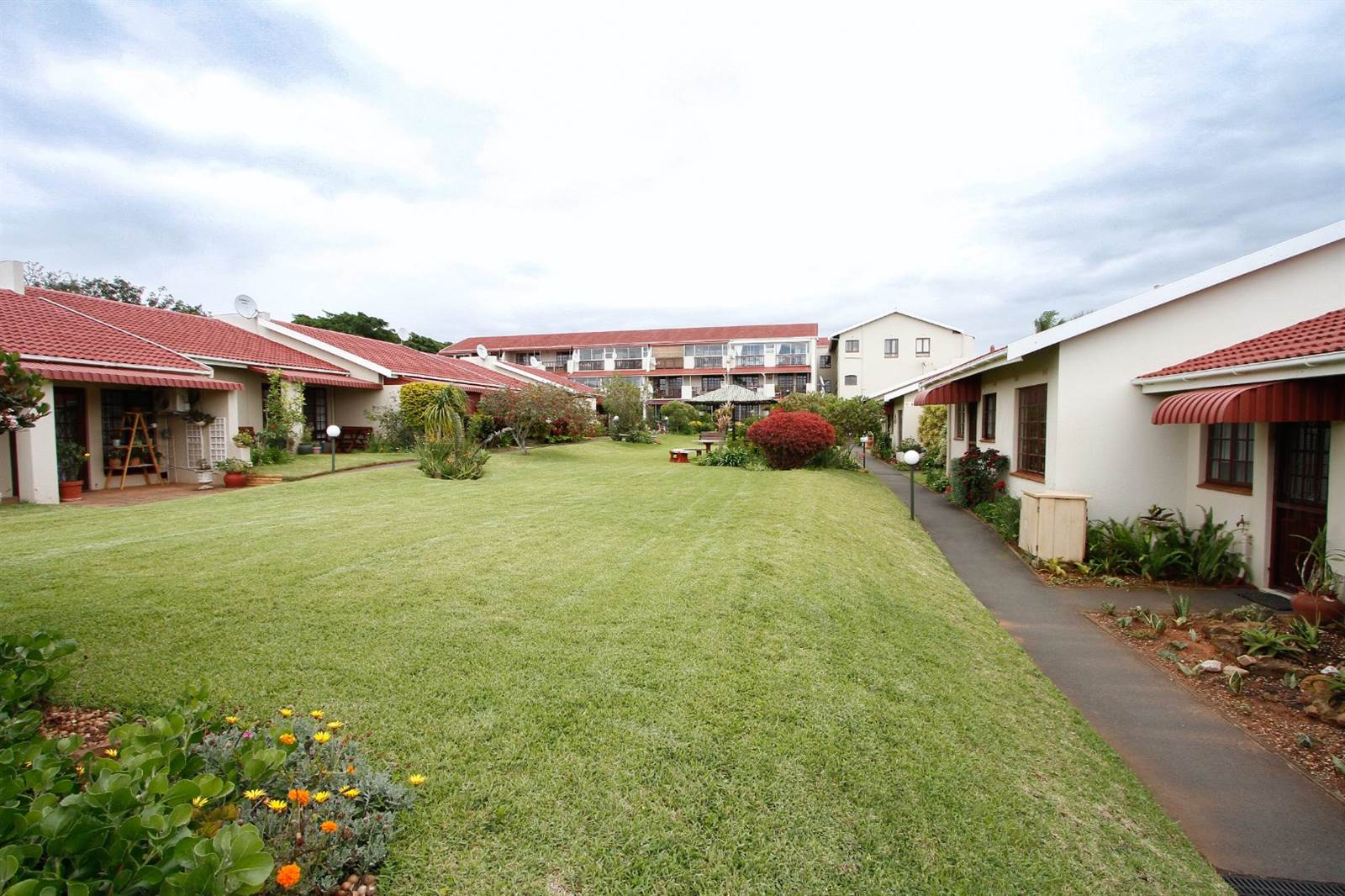 2 Bed Townhouse in Umhlanga Rocks photo number 3