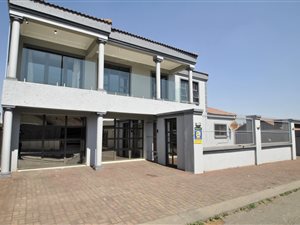5 Bed House in Spruit View