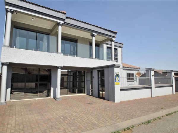 5 Bed House in Spruit View