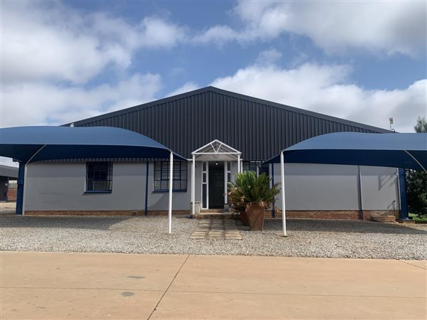 2600  m² Industrial space in Clayville