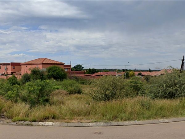 745 m² Land available in Tlhabane