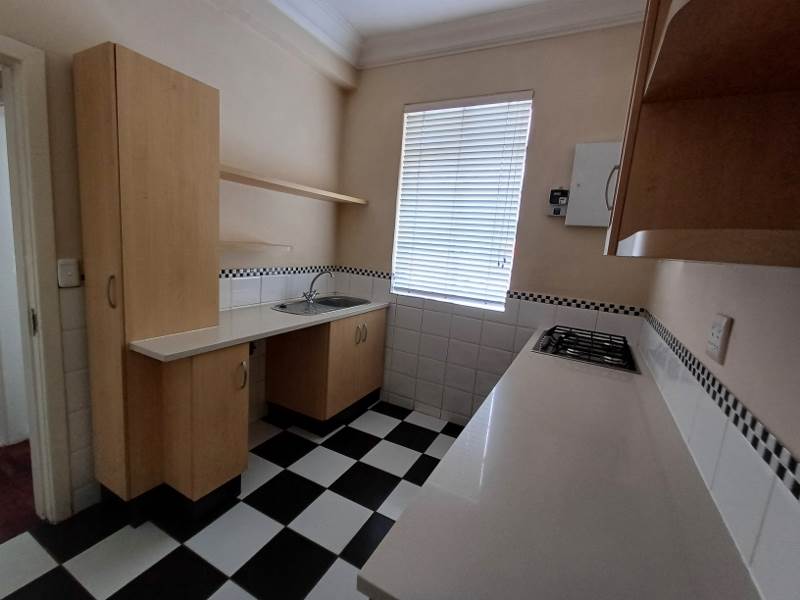 1 Bed Apartment in Greenside photo number 8
