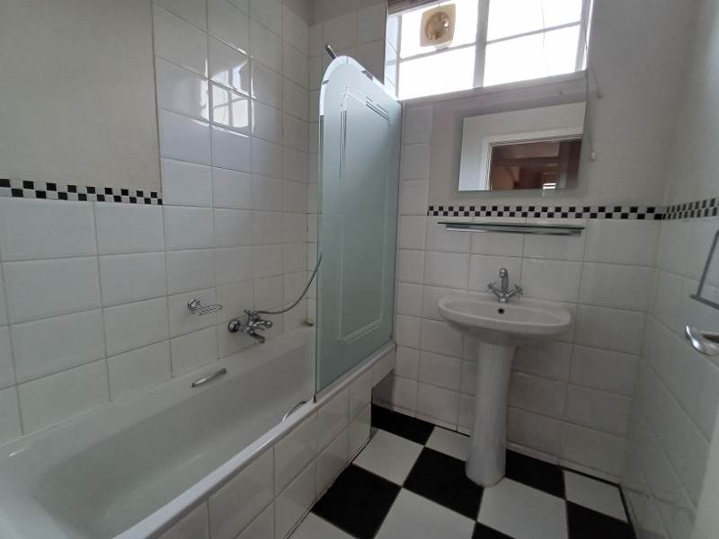 1 Bed Apartment in Greenside photo number 5