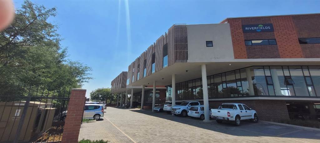 239  m² Commercial space in Glen Marais photo number 2