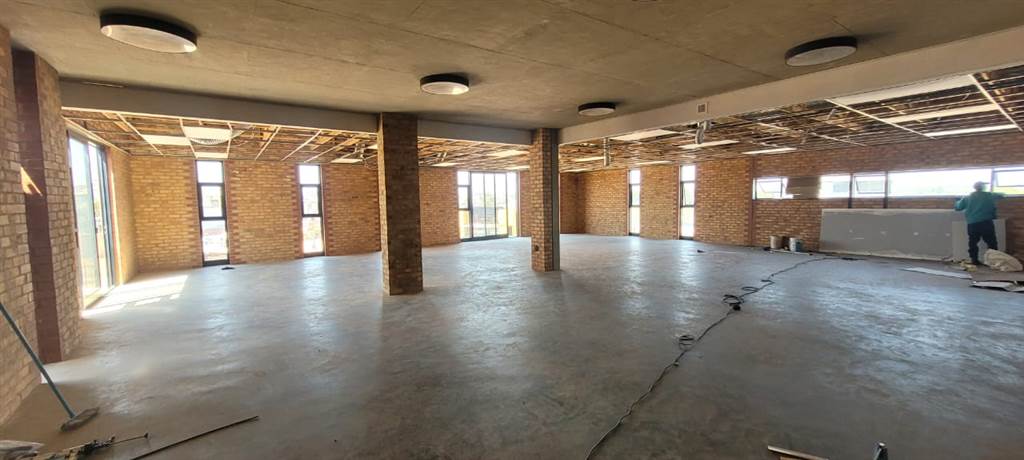 239  m² Commercial space in Glen Marais photo number 18