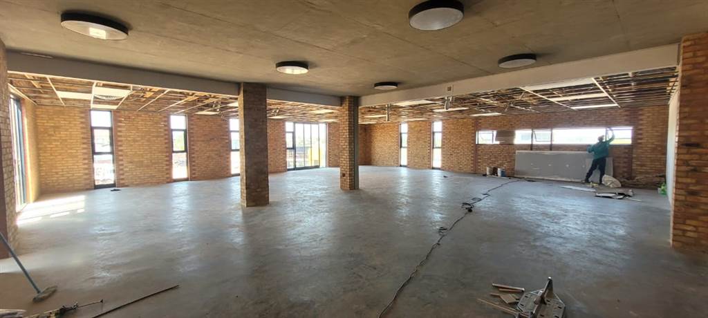 239  m² Commercial space in Glen Marais photo number 17