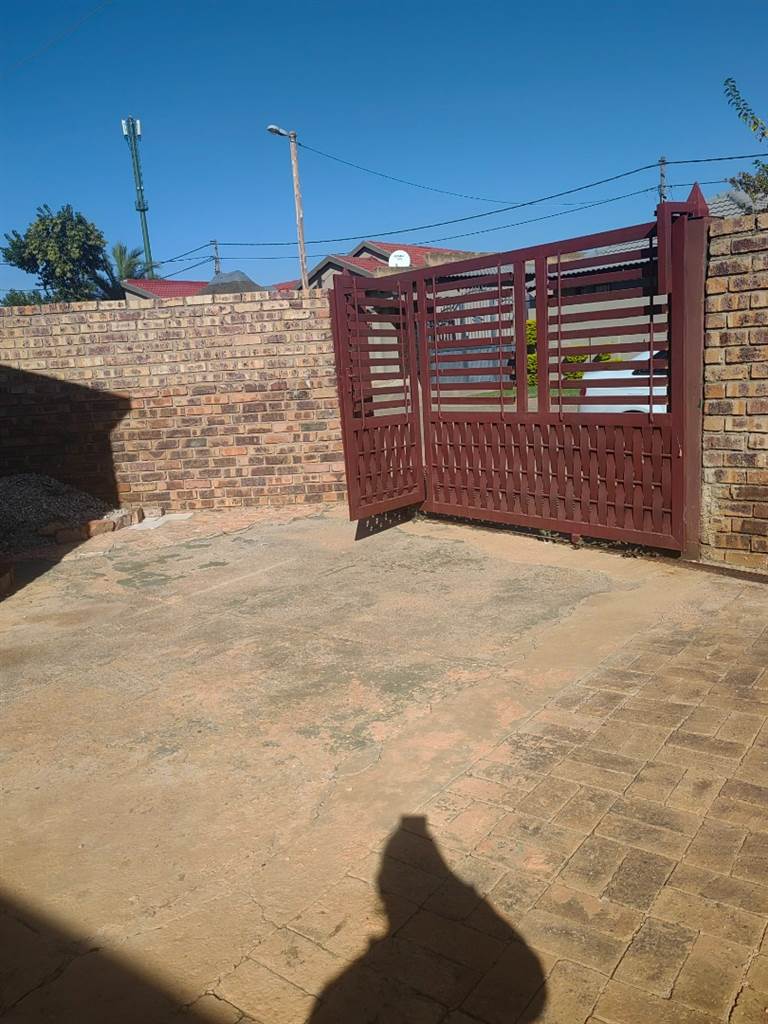 3 Bed House in Mamelodi East photo number 5