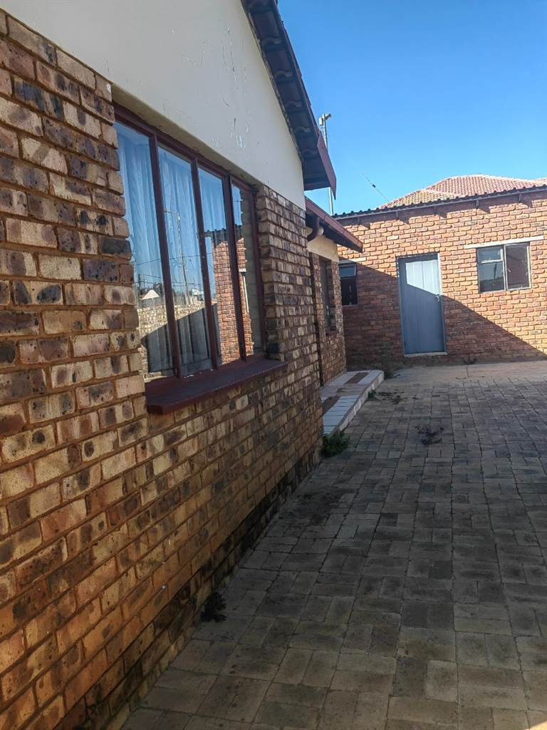 3 Bed House in Mamelodi East photo number 3