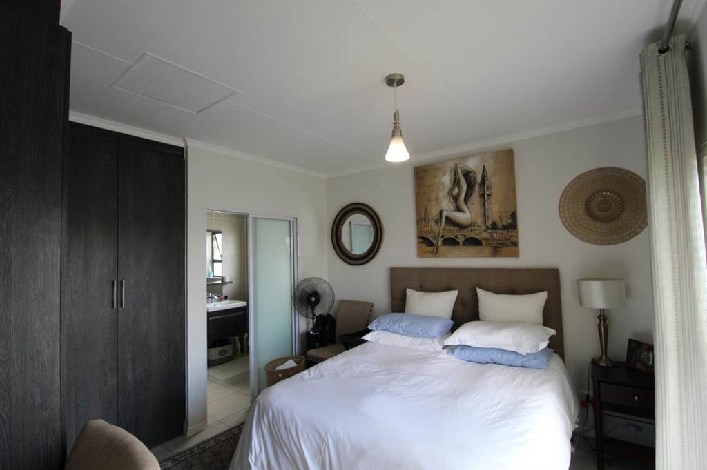 1 Bed Apartment in Bryanston photo number 5