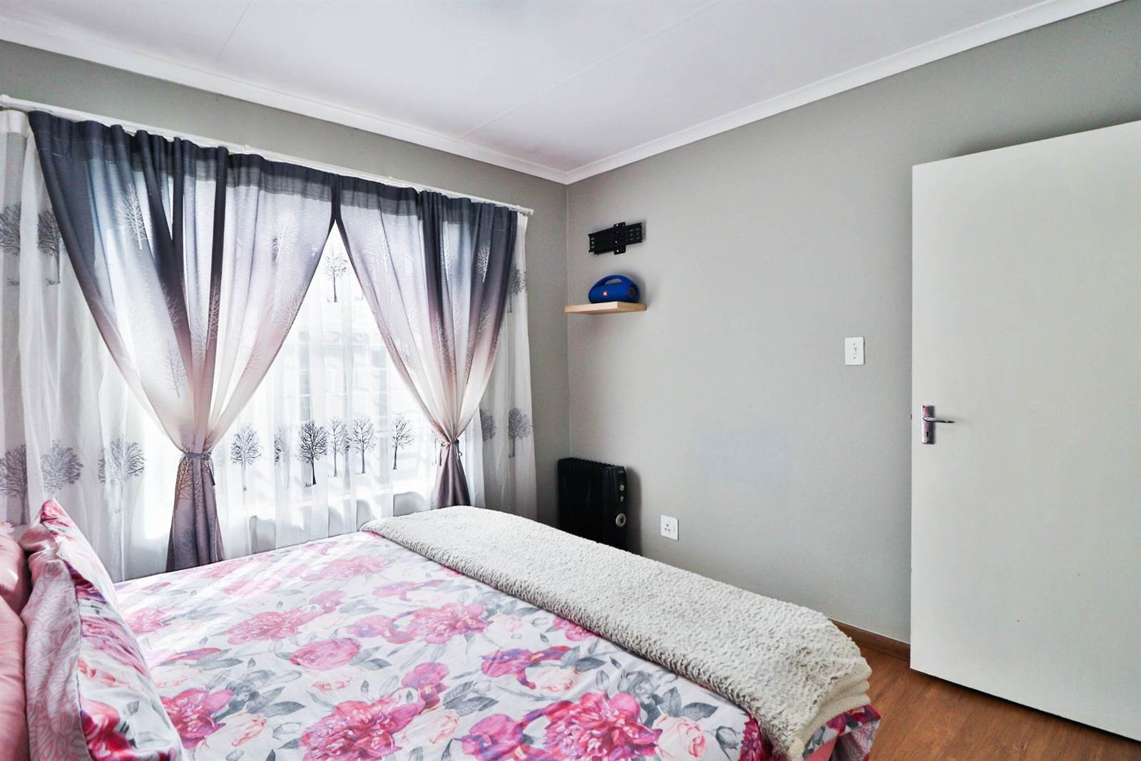 2 Bed Townhouse in Weltevreden Park photo number 8