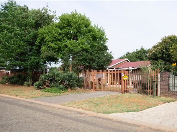4 Bed House in Rensburg